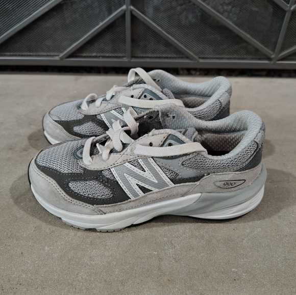 LIKE NEW Child Size 13 New Balance 990 v6 - Picture 3 of 8